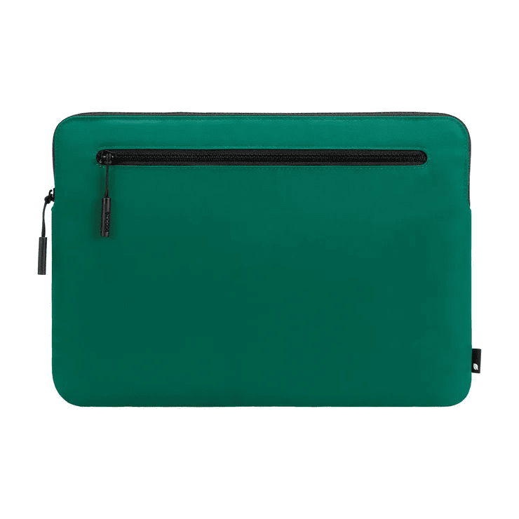 جراب Incase Compact مع نايلون مقاوم للطائرات لجهاز MacBook Pro مقاس 13 بوصة وجهاز MacBook Air مقاس 13 بوصة (2016-2024) - أخضر